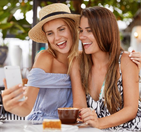 Hermanas celebrando con un regalo de experiencia