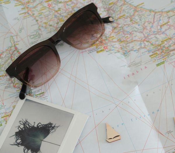 Tarjeta con para anunciar un viaje sorpresa