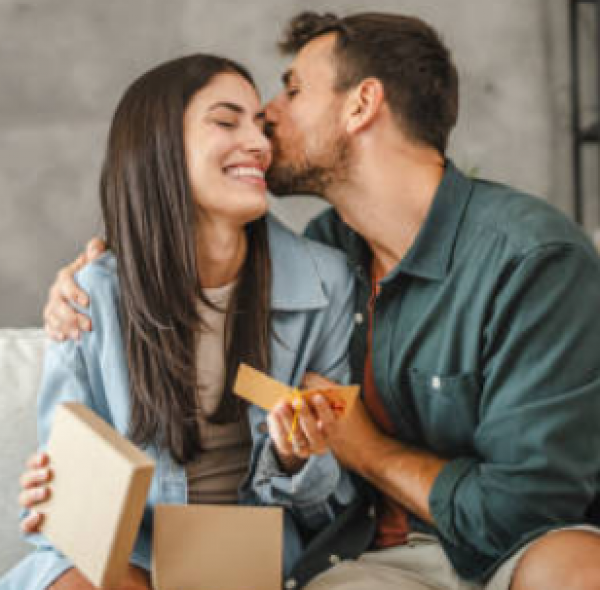 Novia recibiendo un regalo de cumpleaños romántico y original de su pareja.